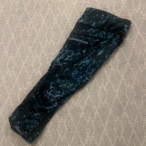 Lululemon cropped legging. Size 8 - Picture 2 of 5